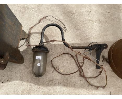 A VINTAGE OUTSIDE LIGHT FITTING 