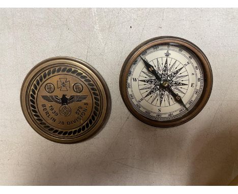 A BRASS GERMAN STYLE COMPASS ENGRAVED 'BERLIN 20 DIVISION - S' DIA: 7.5CM 