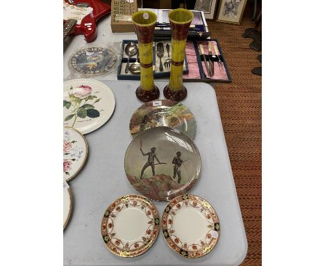 A COLLECTION OF PLATES AND VASES TO INCLUDE TWO ROYAL DOULTON PLATES WITH HUNTING WEAPONS 