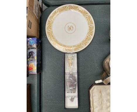 A ROYAL WORCESTER RAISED DECORATIVE CAKE STAND DEPICTING '50' WITH GOLD EDGED DETAILING TOGETHER WITH MATCHING BOXED CAKE SLI