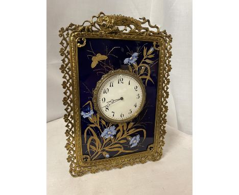 A BRASS AND CERAMIC EASEL STYLE MANTLE CLOCK WITH HAND PAINTED FLOWERS 30CM X 21CM (A/F) 