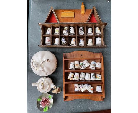 A COLLECTION OF CERAMIC THIMBLES IN DISPLAY CASES AND FOUR FURTHER COLLECTABLES INCLUDING A GLASS PAPERWEIGHT 