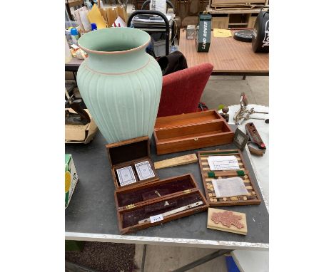 AN ASSORTMENT OF ITEMS TO INCLUDE A TREEN CARD BOX, CERAMIC VASE AND FURTHER TREEN ITEMS ETC 