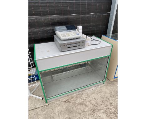 AN ASSORTMENT OF SHOP ITEMS TO INCLUDE A GLASS FRONTED DISPLAY UNIT, A CASIO TE-2000 TILL AND A QUANTITY OF TILL ROLL 