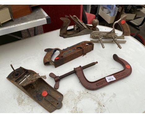 AN ASSORTMENT OF VINTAGE TOOLS TO INCLUDE A STANLEY NO.50 WOOD PLANE, A ROLSON NO.4 WOOD PLANE AND A G CLAMP ETC 