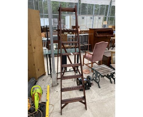 A VINMTAGE 6 RUNG WOODEN STEP LADDER 