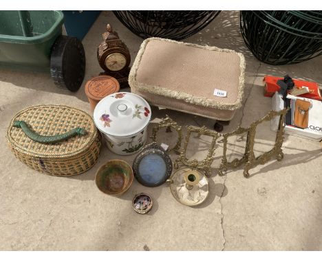 AN ASSORTMENT OF ITEMS TO INCLUDE A SMALL STOOL, A MANTEL CLOCK AND A PORTMEIRION LIDDED JAR ETC 