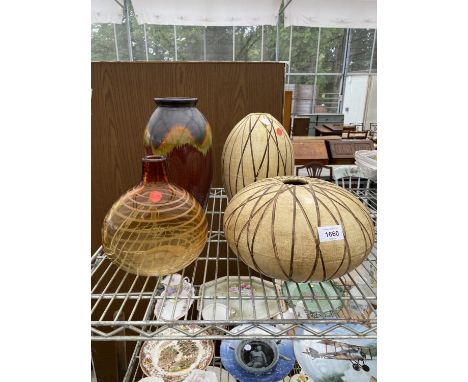 A GROUP OF FOUR VARIOUS VASES TO INCLUDE CERAMIC AND GLASS ETC 