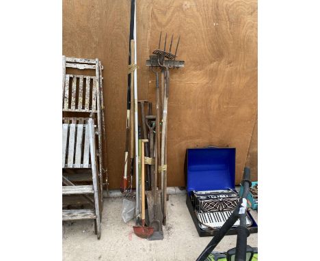 AN ASSORTMENT OF GARDEN TOOLS TO INCLUDE A SLEDGE HAMMER, FORKS AND RAKES ETC 