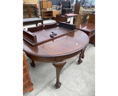 AN EDWARDIAN OVAL WIND-OUT DINING TABLE, 53X41" (LEAF 17.5"), ON CABRIOLE LEGS, BALL AND CLAW FEET, COMPLETE WITH WINDER 