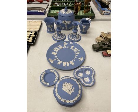 A COLLECTION OF WEDGEWOOD JASPERWARE TO INCLUDE TWO CANDLESTICK HOLDERS, TWO VASES, TWO TRINKET TRAYS AND TWO LIDDED POTS 