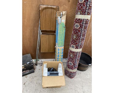 AN ASSORTMENT OF ITEMS TO INCLUDE A KODAK CAROUSEL PROJECTOR, A PROJECTOR SCREEN AND A FOLDING TABLE 