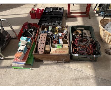 A LARGE QUANTITY OF HARD WARE ITEMS TO INCLUDE LIGHTS, CABLE AND LIGHT BULBS ETC 