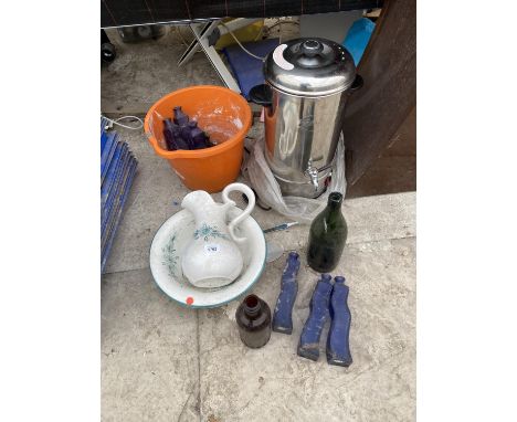 AN ASSORTMENT OF ITEMS TO INCLUDE A LARGE CERAMIC JUG AND WASH BOWL, COLOURED GLASS BOTTLES ETC 