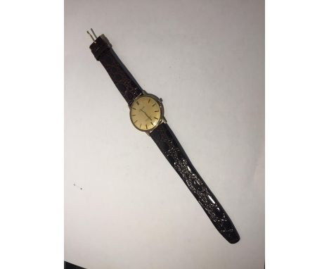 A GENTLEMAN'S 9 CARAT GOLD ACCURIST WRIST WATCH WITH 21 JEWELS, IN WORKING ORDER 