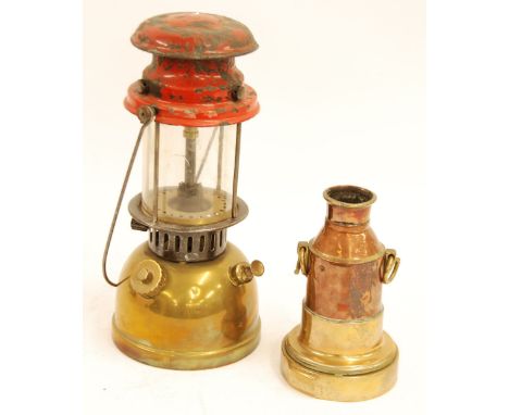 BRASS AND RED PAINTED METAL TILLY LAMP AND A SHIP'S HEAVY BRASS AND COPPER LAMP WITH RING HANDLES (2) 
