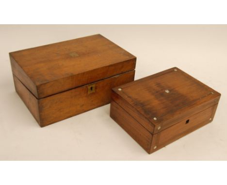 VICTORIAN FIGURED WALNUT PORTABLE WRITING SLOPE WITH SQUARE INKWELL (a/f) and plush lined writing surface to the interior, 14