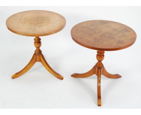 A PAIR OF YEW WOOD REGENCY STYLE CIRCULAR TRIPOD OCCASIONAL TABLES, 1'9" diameter (53.3cm)