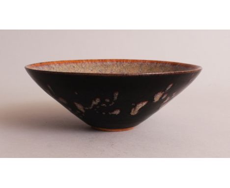 A CHINESE JIZHOU WARE CERAMIC BOWL, the interior with stylised phoenix, the exterior with a tortoiseshell glaze, 6.5in diamet