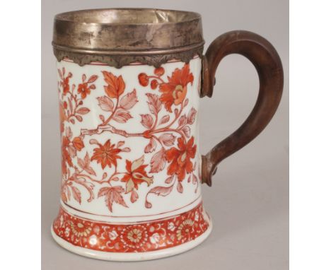 A CHINESE KANGXI PERIOD ROUGE-DE-FER PORCELAIN TANKARD, with a fitted metal rim and wood handle, 4.75in diameter at base & 6.