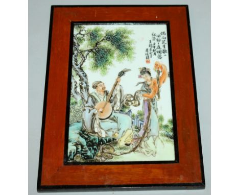 A GOOD QUALITY CHINESE WOOD FRAMED FAMILLE ROSE PORCELAIN PLAQUE, decorated with calligraphy and with a garden scene of a man