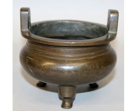 A 19TH/20TH CENTURY CHINESE SHISOU INLAID BRONZE TRIPOD CENSER, weighing 770gm, the sides with stylised clouds reserved on a 