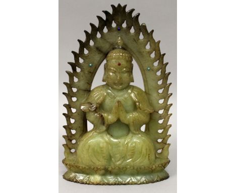 AN UNUSUAL 19TH/20TH CENTURY CHINESE JADE FIGURE OF BUDDHA, seated in prayer before a flaming mandorla, his third eye and the