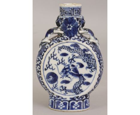 A SMALL 19TH CENTURY CHINESE BLUE & WHITE PORCELAIN DRAGON MOON FLASK, 4.6in high.