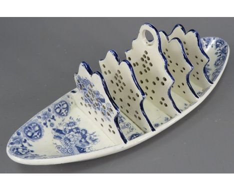 An early nineteenth century blue and white transfer-printed Spode Trophies Etruscan pattern toast rack, c. 1825. It is marked