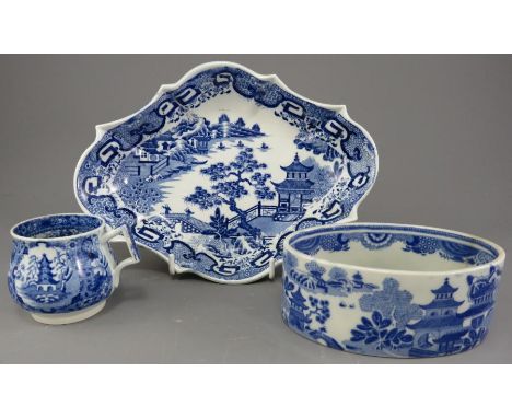 A group of early nineteenth century blue and white transfer-printed Spode wares, c. 1800-20. To include: a Net pattern custar