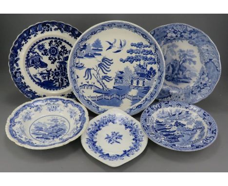 A group of early nineteenth century blue and white transfer-printed wares, c. 1820. To include: a Willow pattern cheese stand