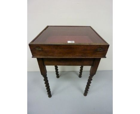 Early 20th century oak bijouterie table H65cm and a tin trunk (2) 