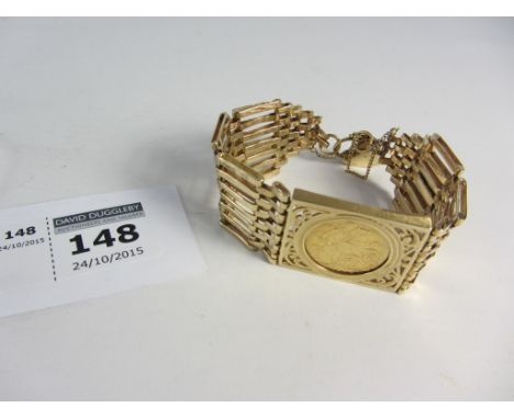 Hallmarked 9ct gold gate bracelet set with loose mounted 1904 sovereign approx 35.9gm