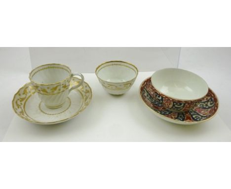 A FIRST PERIOD WORCESTER PORCELAIN "QUEEN CHARLOTTE" PATTERN TEA BOWL AND SAUCER, with faux seal mark in underglaze blue, cir
