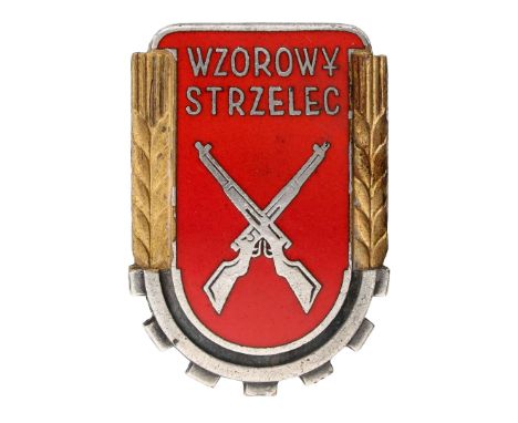 Wzorowy Strzelec Badge WZ.53 the badge is a one-piece, enamelled design in the shape of a shield with crossed rifles. Above t