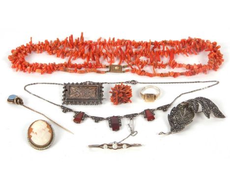 A mixed lot of jewellery to include a yellow metal and cultured pearl bar brooch, marks worn (tests as approx. 14ct), 4.2g, a