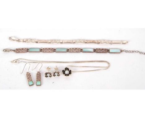 A quantity of silver jewellery, to include a cultured pearl set flower pendant, 13mm wide, stamped 925 and a pair of matching