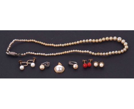 A mixed lot of jewellery to include a pair of cultured pearl earrings with screwbacks stamped 9ct, a pair of carnelian earstu