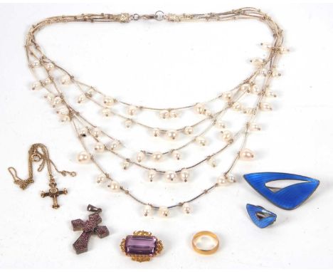 A mixed lot of jewellery to include a 22ct wedding band, Birmingham 1957, size I, 2.5g, a 9ct cross and chain, 4.4g, an unmar