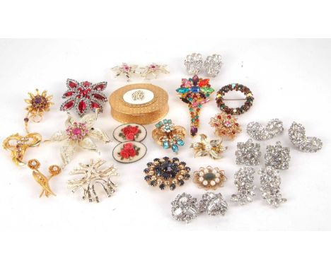 A quantity of mixed costume jewellery to include pieces by Weiss, Sarah Coy and others, together with a small oval compact by