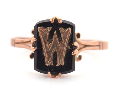 A 9ct ring, the black onyx plaque with intial W to front, split shoulders and plain band stamped 9ct, size P-Q, 1.9g