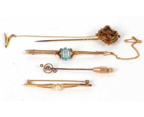 Four brooches: to include a 9c and blue stone brooch, 3.6g, a four stone citrine stick pin (tests as approx. 18ct gold), 6.1g