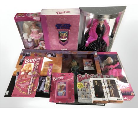 A group of Mattel Barbie dolls, keychains, etc. (1 box)
