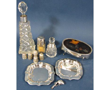 A mixed selection of silver consisting of five thimbles, two ashtrays, a tortoiseshell trinket box (af), a charm, three glass