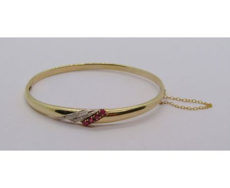 9ct hinged bangle set with graduated rubies and diamonds, 6.9g 