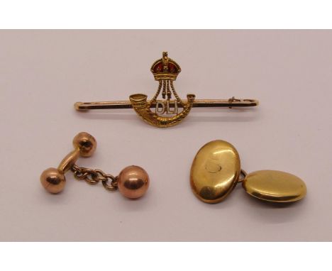 15ct Durham Light Infantry sweetheart brooch, single 18ct cufflink and a single 9ct cufflink, 9.6g total (3) 