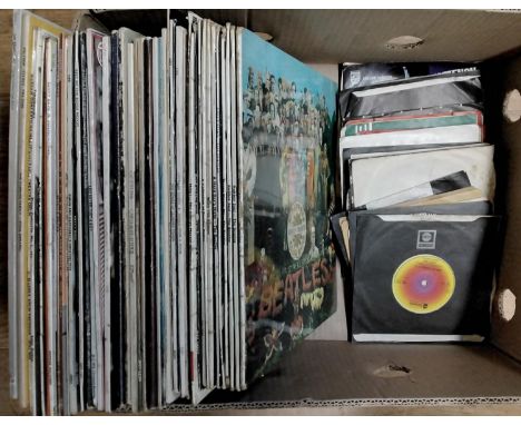 VINYL - A mixed collection of 45rpm and LP records to include the Beatles Sgt Pepper, Rubber Soul, Please Please Me, Abbey Ro