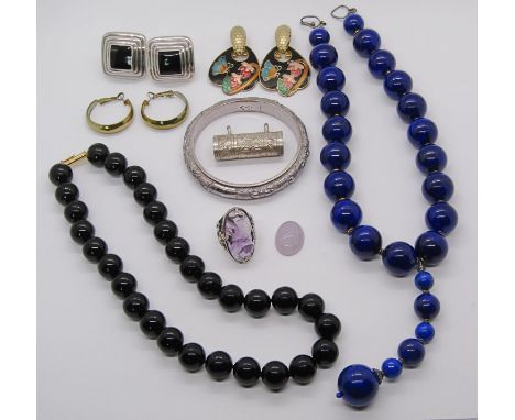 Collection of costume jewellery to include a lapis lazuli bead necklace, further onyx example with 18ct clasp, pair of Bayani