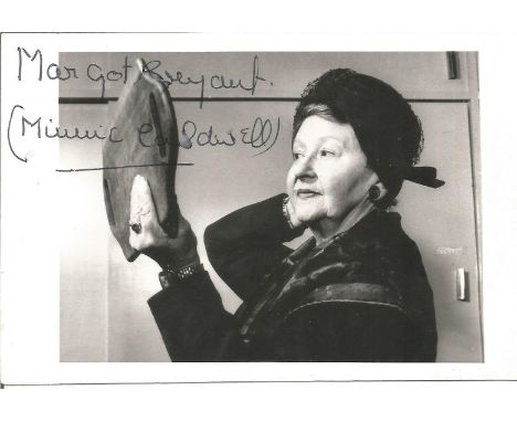 Margot Bryant signed Minnie Caldwell Coronation Street vintage 6x4 inch black and white photo. Good Condition. All autographs