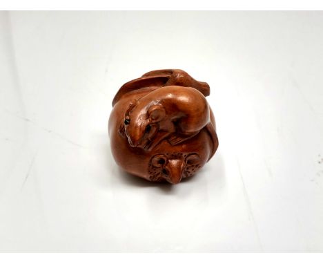 A carved hardwood Chinese netsuke - Two rats on fruit